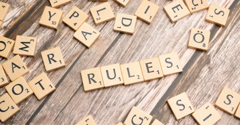 Mit Buchstaben wurde das Wort Rules gelegt